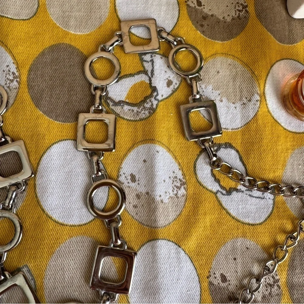 Square and circular chain link belt
